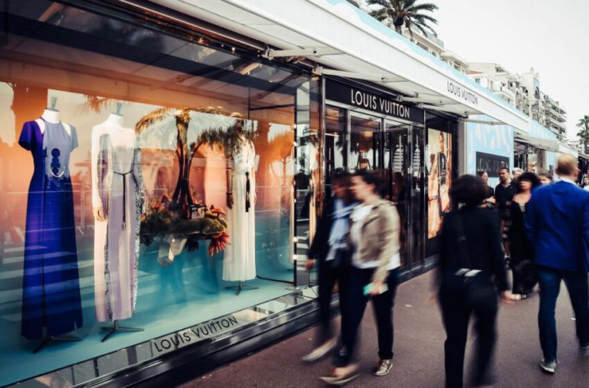 O influenceriţă din România a furat o brățară de 36.500 de euro dintr-un magazin din Cannes. A fost condamnată
