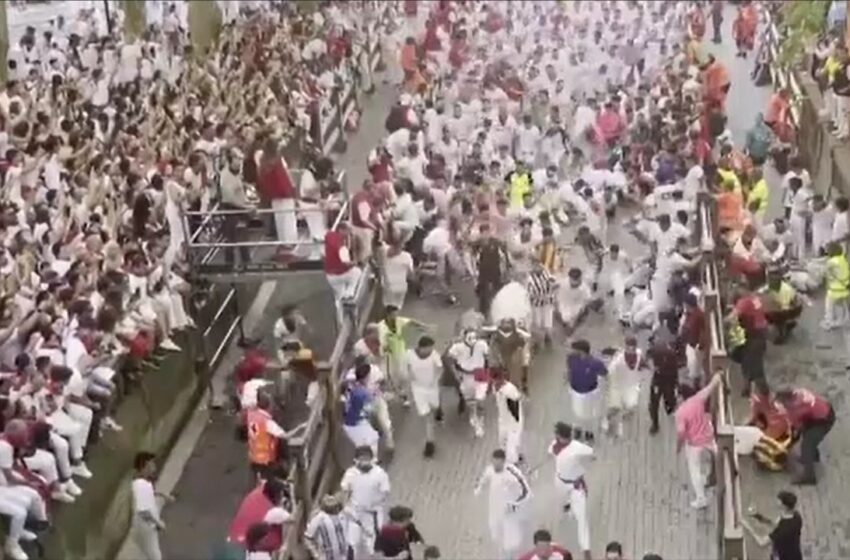  (VIDEO) Momente de groază la alergările cu taurii din Pamplona. Un participant a fost împuns în față de un taur