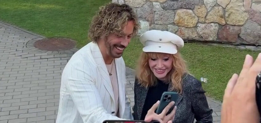  (VIDEO) „Se vede că îi este foarte greu”: Alla Pugaciova, apariție slăbită pe covorul roșu de la festivalul „Laima Rendezvous” din Jūrmala alături de Maxim Galkin
