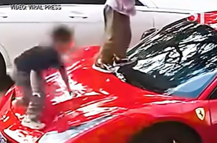  (VIDEO) Patru copii au fost filmați în timp ce vandalizează un Ferrari de peste 530.000 de dolari, în China