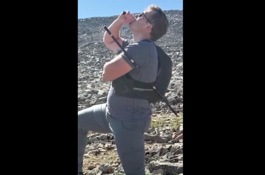  Un turist din SUA a mers 6 ore prin munți cu bățul de trekking înfipt în coastă ca să nu plătească 12.000 $ pentru salvarea cu elicopterul