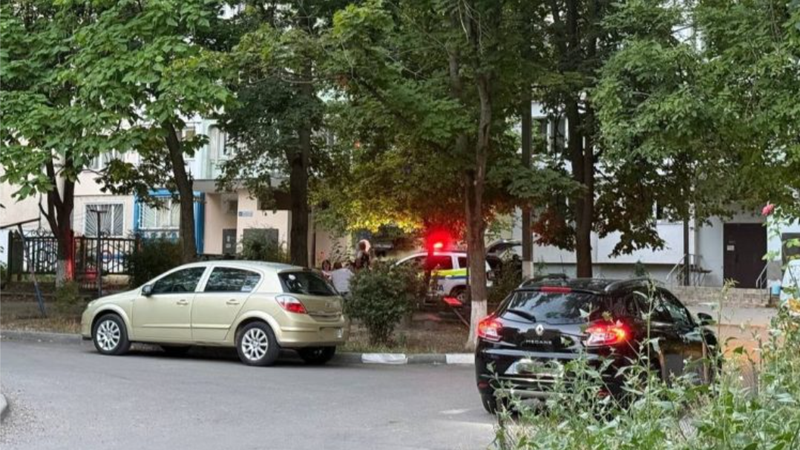  Un copilaș de 3 ani, în stare gravă după ce a căzut de la etajul doi al unui bloc din Bălți