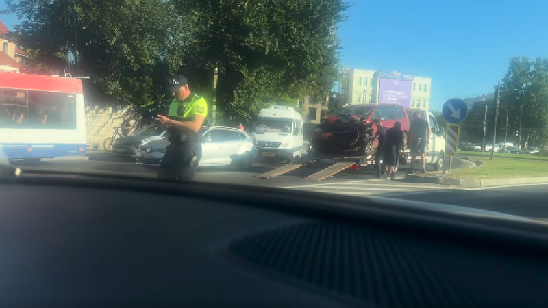  (VIDEO) Impact violent pe Calea Orheiului: Două mașini au fost grav avariate, iar o femeie a ajuns la spital