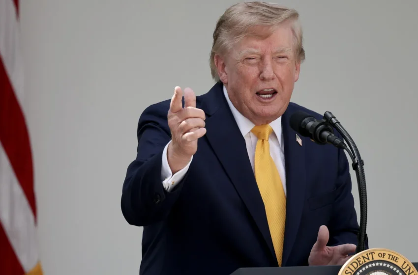  „Dezgustător”. Trump a publicat o fotografie realizată cu inteligența artificială cu el și Dolly Parton și și-a atras un val de critici
