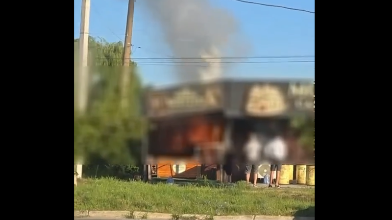  (VIDEO) Fum dens și flăcări la Telecentru: O terasă de pe șoseaua Hîncești a luat foc în această dimineață