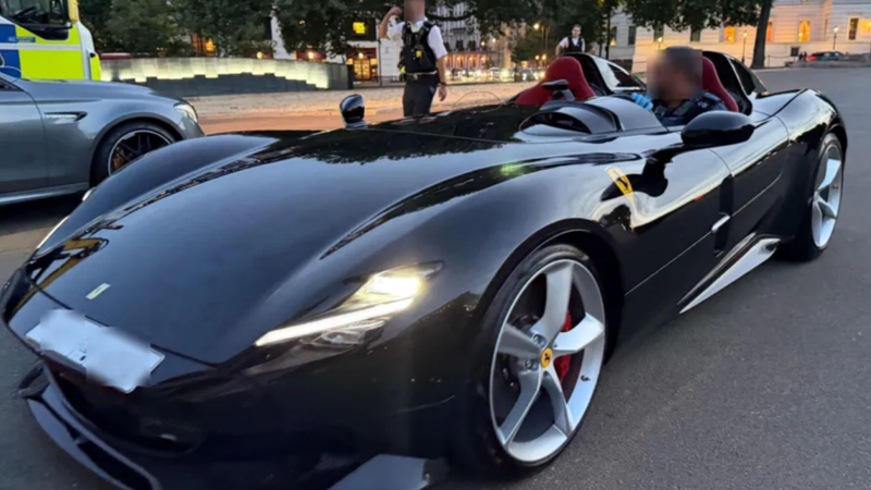 Conducea un bolid de lux fără permis și fără asigurare! Un Ferrari de 4,3 milioane de euro a fost confiscat de polițiști la Londra
