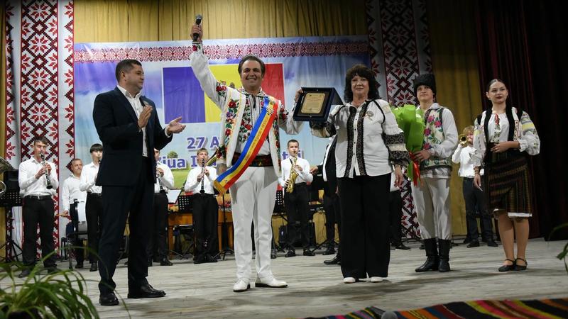  (FOTO/VIDEO) „De aici mi-am luat zborul.” Igor Cuciuc, desemnat „Cetățean de Onoare” al raionului Glodeni: Pentru mine nu este doar un titlu, e o onoare