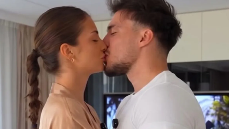  Snik și Andreea Bostanica, surprinși într-o ipostază romantică. Ce se află în spatele imaginii despre care s-a spus că e făcută cu AI
