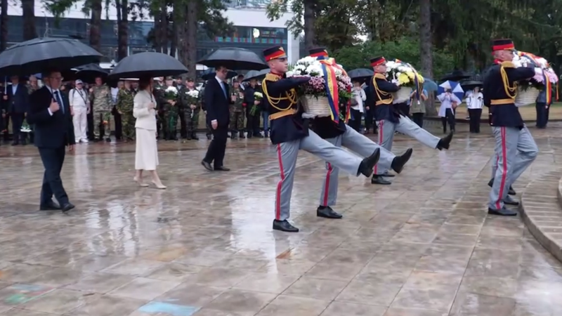  (VIDEO) Conducerea țării, cu flori la monumentul „Maica Îndurerată”, de Ziua Independenței. Igor Grosu: „La Mulți Ani, Moldova”