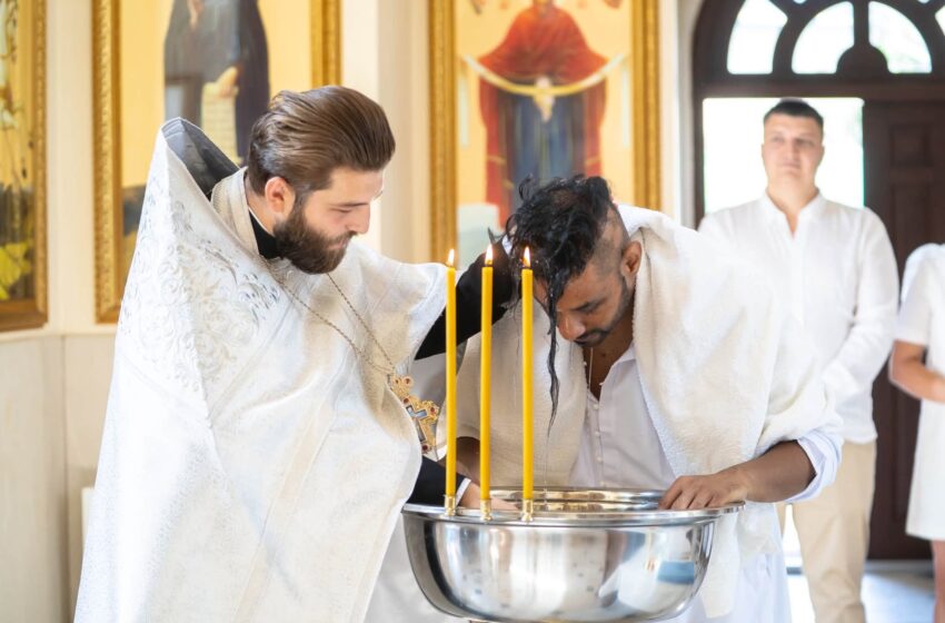  (FOTO) A primit Botezul în Moldova! Povestea lui Balagi, tânărul din India care s-a creștinat la o biserică din Valea Perjei