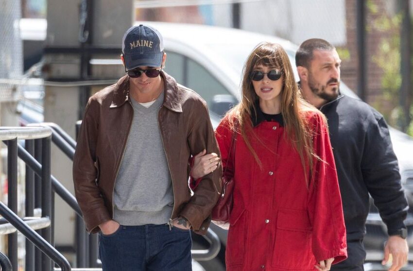  Nici bine nu și-au făcut publică relația, că deja și-au spus „adio”. Dakota Johnson și Role Model s-au despărțit după 7 luni