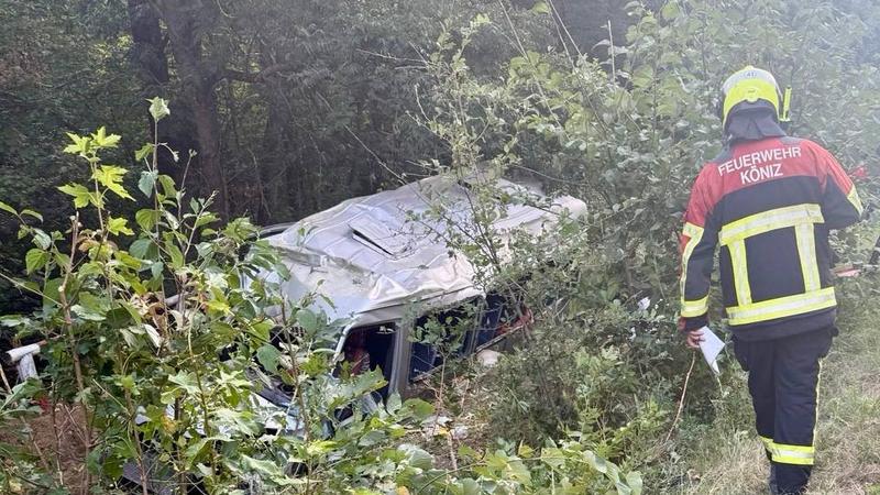  (VIDEO) „Am auzit o bubuitură. Când ne-am trezit, am ieșit pe fereastră”: Mărturia unei pasagere care se afla în microbuzul lovit de o Skoda, lângă Codreanca