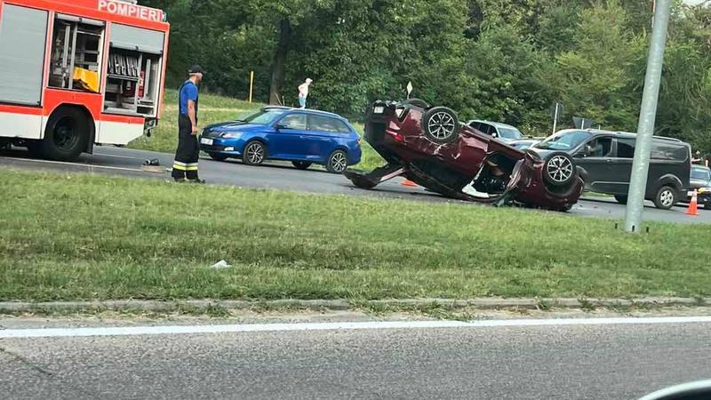  (VIDEO) Un BMW condus de o tânără de 18 ani s-a răsturnat, după ce s-a lovit cu un alt automobil, pe bd. Dacia: Șoferița, spitalizată