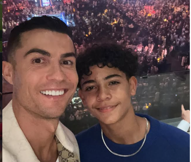  (FOTO) Cristiano Ronaldo, întrecut de fiul său la înălțime, dar nu și la „pătrățele”. Replica amuzantă a fotbalistului și fotografia de 13 milioane de like-uri