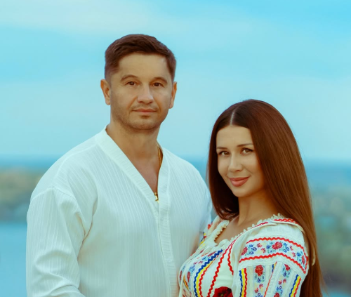 (FOTO/VIDEO) „La mulți ani Moldova”: Irina și Serghei Kovalsky, mesaj emoționant și o ședință foto incendiară în costume tradiționale de Ziua Independenței
