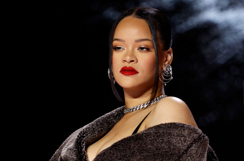  (FOTO/VIDEO) Rihanna a atras toate privirile la carnavalul din Barbados. Ținuta spectaculoasă cu detalii transparente a făcut senzație