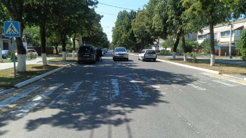  O fetiță de 8 ani, internată în stare gravă, după ce a fost lovită de un Lexus la Camenca: Copila traversa strada neregulamentar