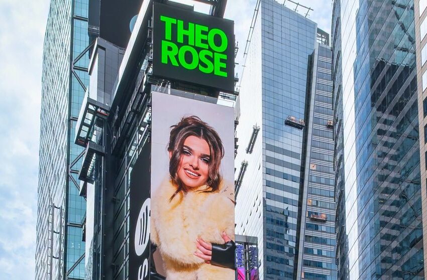  Theo Rose a apărut pe un panou uriaș în Times Square, dar nici ea nu a crezut ce vede: „Oamenii ăștia se jură că nu e AI”