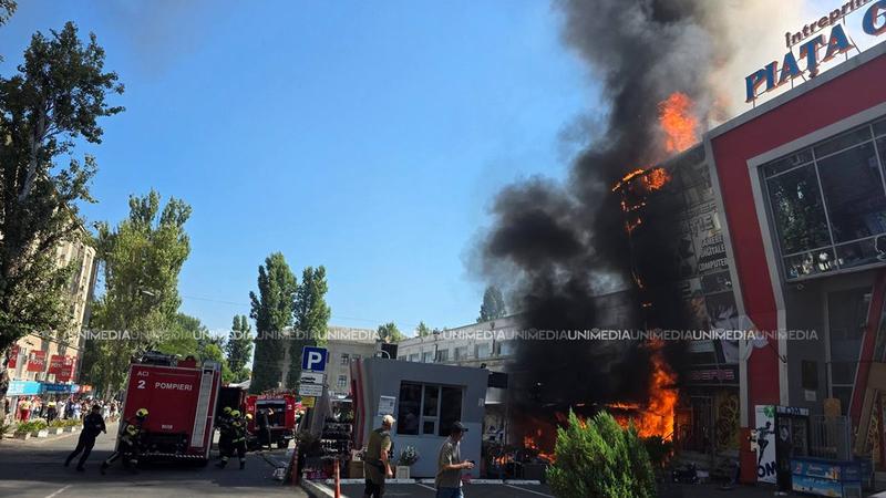  (FOTO/VIDEO) Incendiu puternic la Piața Centrală: Flăcări uriașe au cuprins o clădire de la intrarea principală