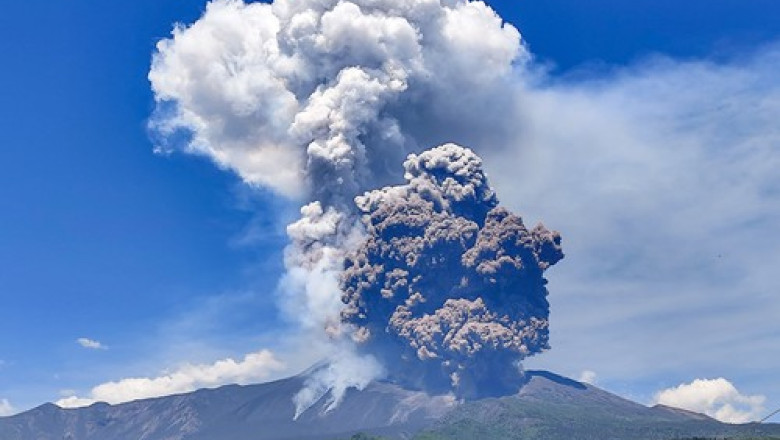  Alertă în Sicilia: Vulcanul Etna a erupt din nou, provocând haos pe aeroporturi