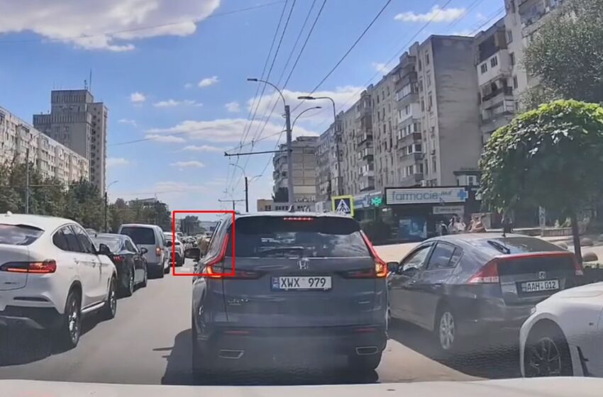  (VIDOE) O fetiță, filmată în brațele șoferului cu capul pe geam în timp ce mașina se deplasa prin capitală