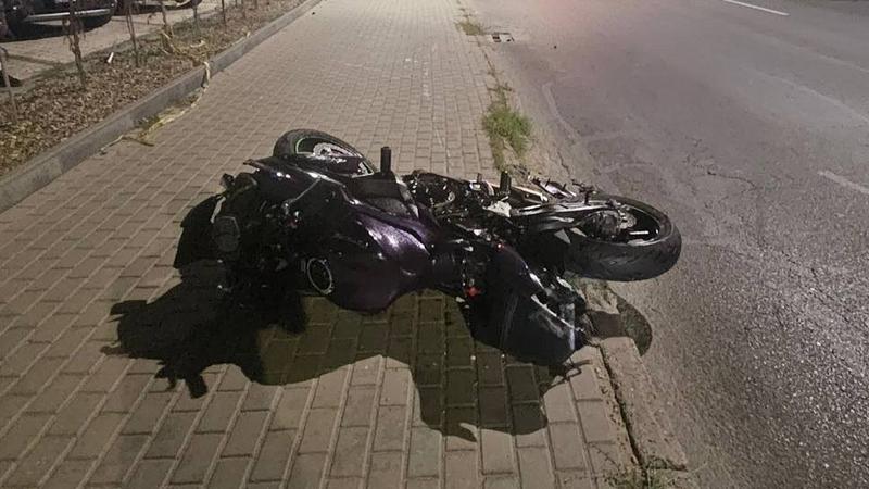  (VIDEO) Un motociclist a murit, după ce a fost lovit de un Opel, apoi proiectat pe contrasens într-o Toyota, în capitală: Șoferul care ar fi provocat accidentul, reținut
