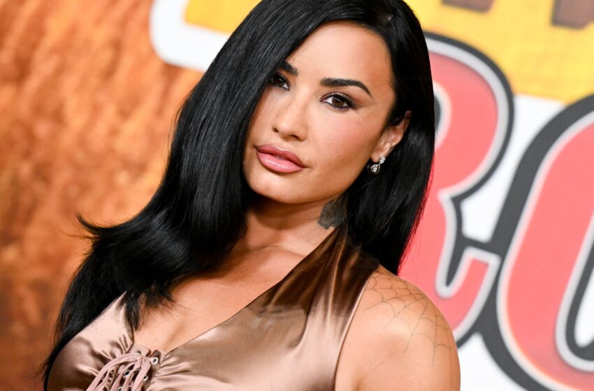  (FOTO) Demi Lovato, apariție spectaculoasă într-o rochie mulată la premiera „Camp Rock 3”