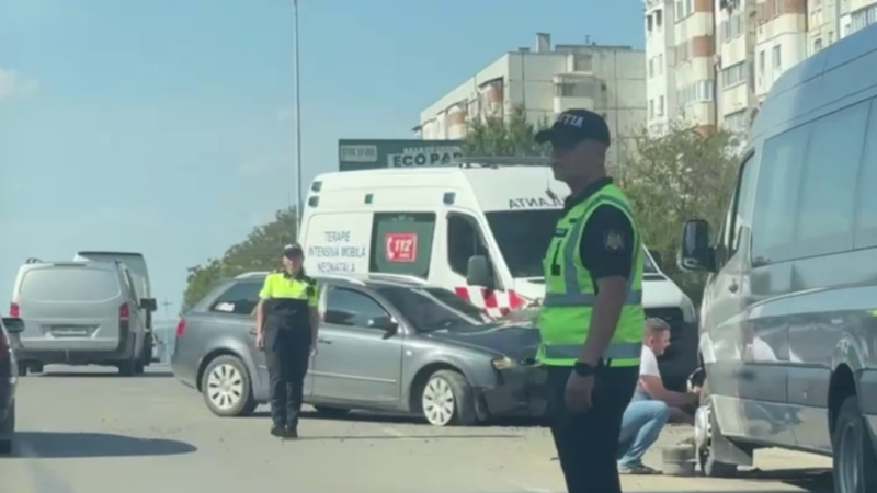  (VIDEO) Accident violent la Bălți: O ambulanță și alte două mașini s-au lovit