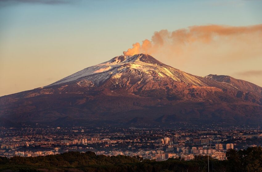  Un turist american a murit după ce a fost lovit de fulger în timp ce escalada vulcanul Etna, aflat în erupţie