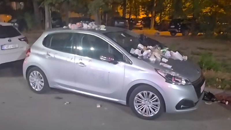  (VIDEO) „Cu*vari”: Un șofer și-a găsit mașina plină cu gunoi pe capotă și mesaje obscene pe portiere