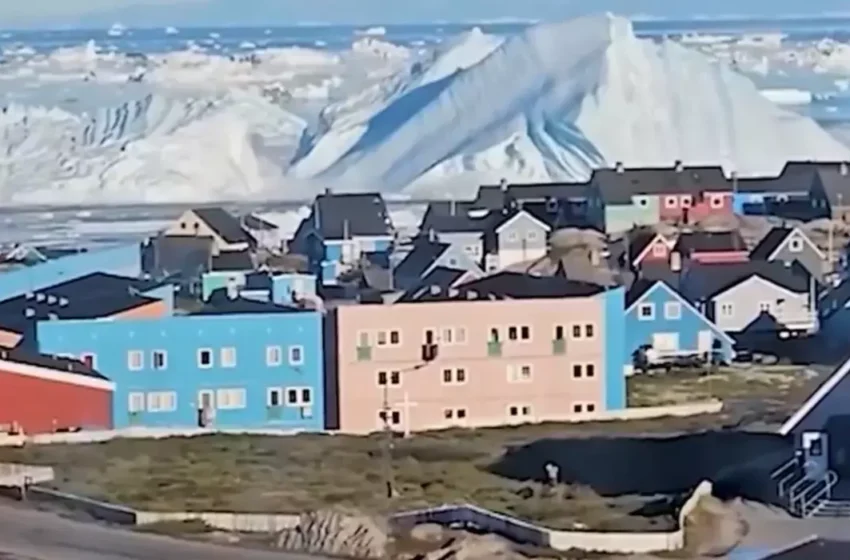  Momentul spectaculos în care un iceberg gigantic se răstoarnă lângă o insulă din Groenlanda