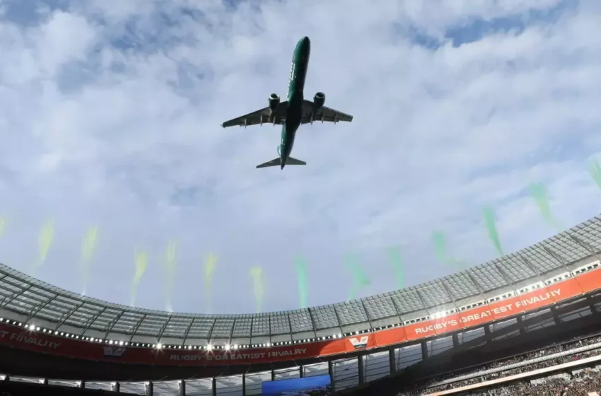  (VIDEO) Momentul în care două avioane zboară periculos de aproape de un stadion din Africa de Sud. De ce au făcut piloţii manevra