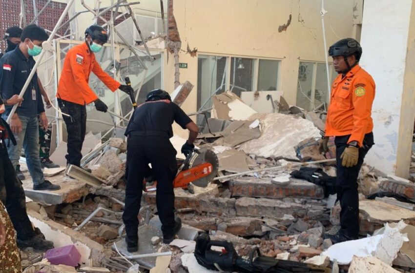  (FOTO) Un cutremur uriaș de 7,7 a lovit în Asia. Au căzut clădiri și s-a emis alertă de tsunami, în Indonezia. E panică generalizată