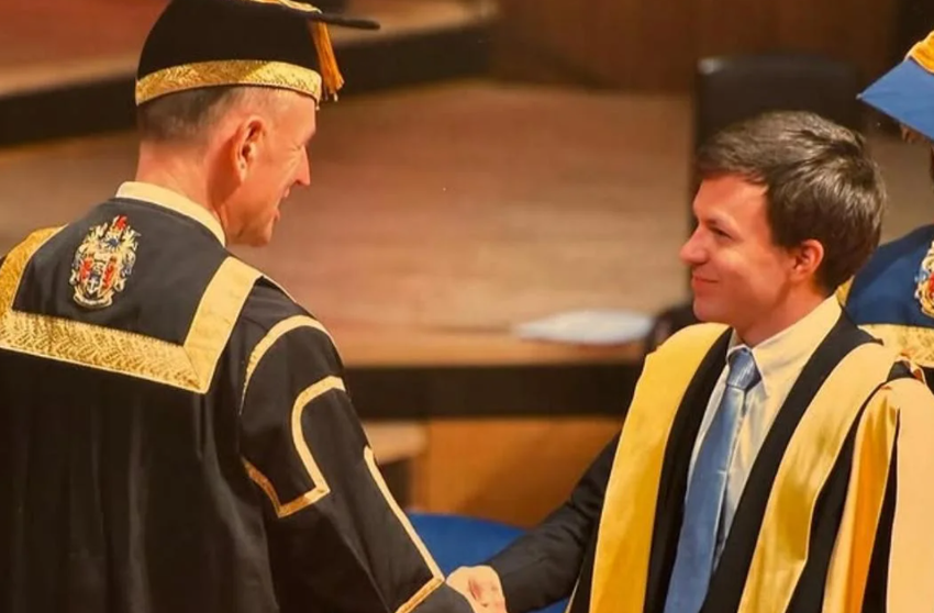  Cel mai mare „tocilar”. La 31 de ani, Jamie Beaton a terminat 20 de facultăți, printre care Harvard, Oxford și Yale, fiind considerat cea mai educată persoană din lume