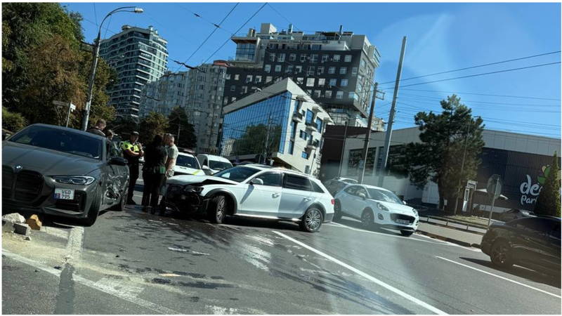  (FOTO) Impact violent în capitală: Un BMW și un Volvo, avariate grav după ce s-au lovit într-un sens giratoriu
