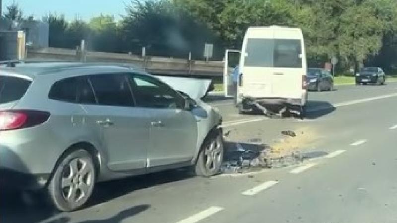  (VIDEO) Accident grav lângă Mitoc: Un Renault, distrus după ce a intrat într-un microbuz