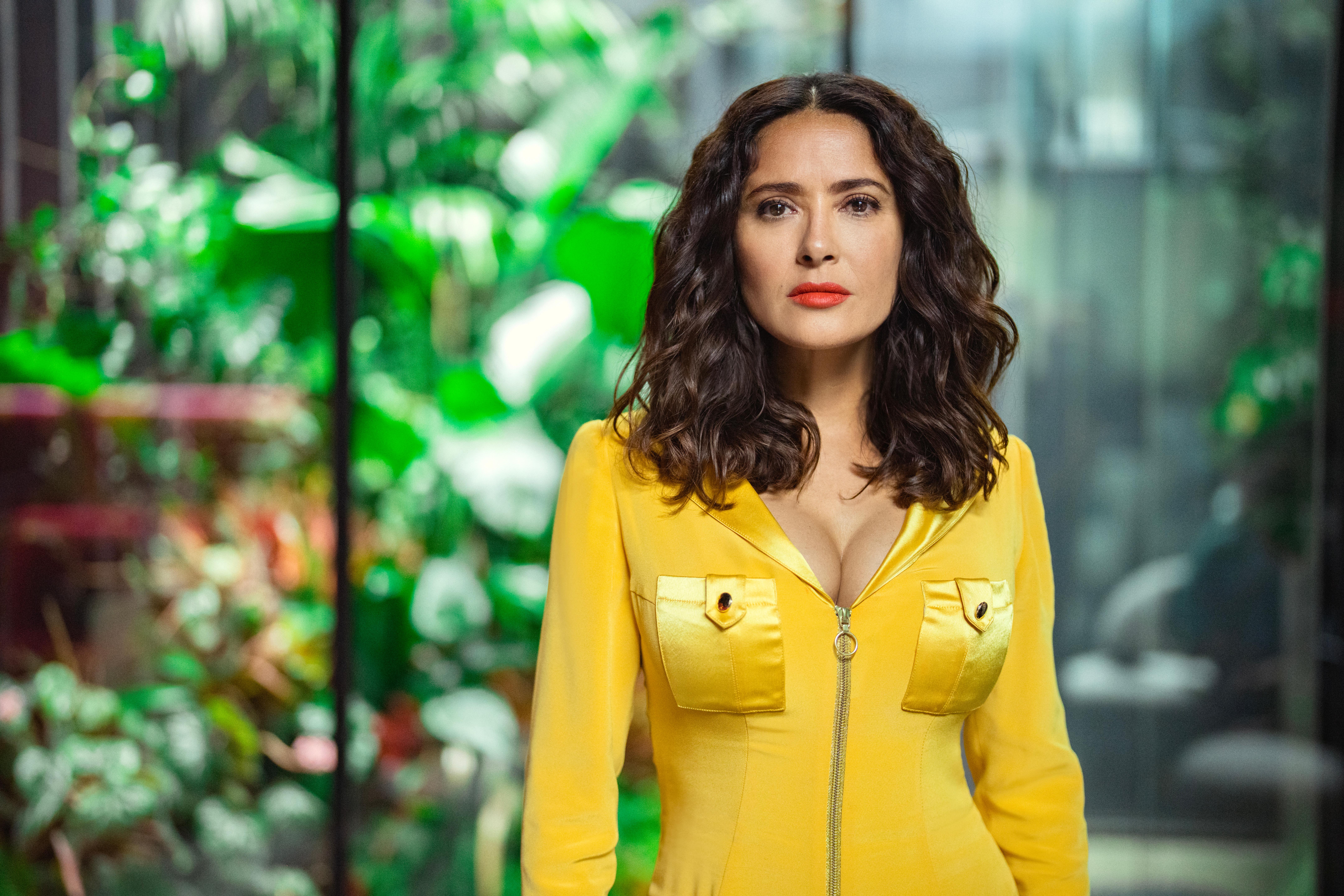  (VIDEO/FOTO) Salma Hayek, aproape de un accident vestimentar la aniversarea sa de 60 de ani. Tradiția mexicană pe care a respectat-o