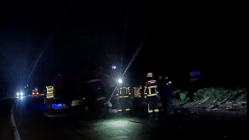  (VIDEO) „Nu atingeți!” Imagini dramatice de la accidentul de lângă Făgureni, unde o familie cu o fetiță de 6 ani s-a răsturnat cu mașina, în plină noapte