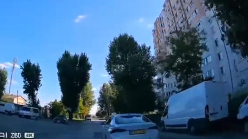  (VIDEO) „Trage pe dreapta!” Un șofer de taxi, urmărit de polițiști după ce a refuzat să oprească. Tânărul, escortat la dispensarul de narcologie