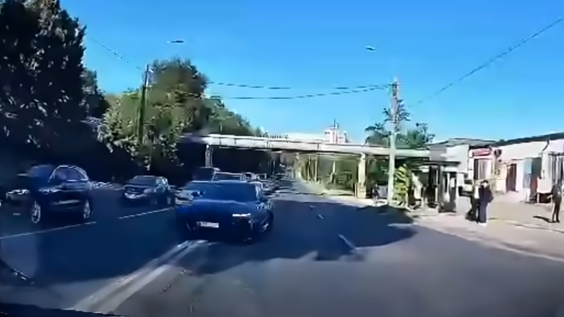  (VIDEO) A ieșit pe contrasens, ca să nu „stea la coadă”. Șoferul unui Audi, care a efectuat o manevră periculoasă la Botanica, identificat de Poliție