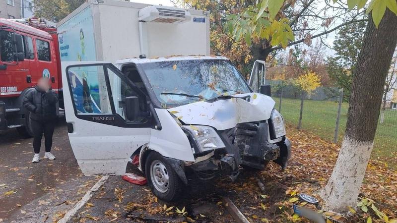 Un șofer de 49 de ani s-a izbit cu Fordul de un copac, după ce ar fi suferit un accident cardiovascular, la Soroca: Bărbatul a decedat la spital