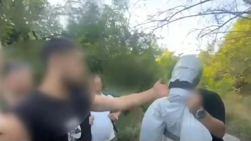  (VIDEO) Teroare ca în anii ’90! Un bărbat, atras în pădure și bătut cu bestialitate de 6 indivizi, care i-au cerut 900.000 de lei