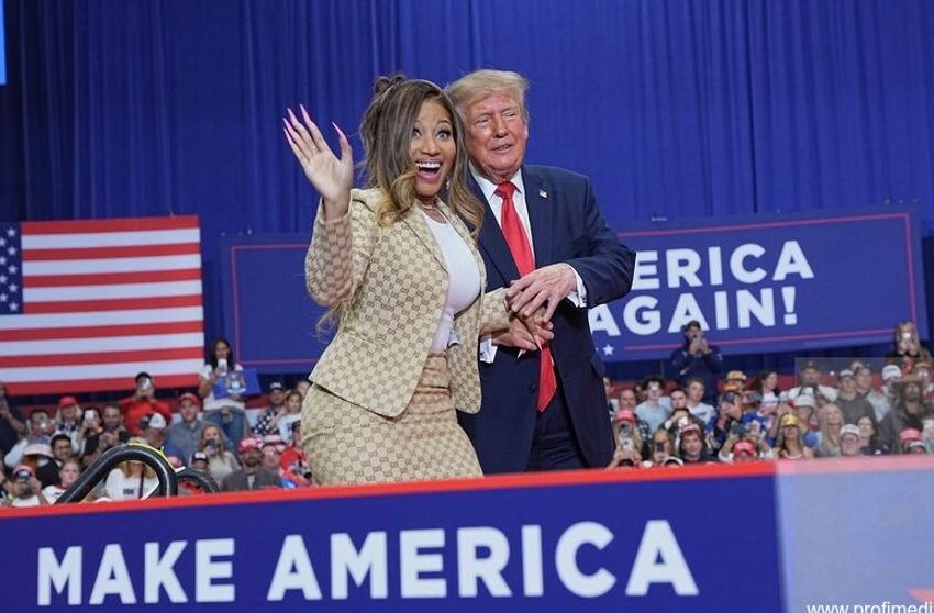  (VIDEO) Donald Trump i-a complimentat posteriorul lui Nicki Minaj în timpul unui miting electoral: „E greu să nu-l remarci”