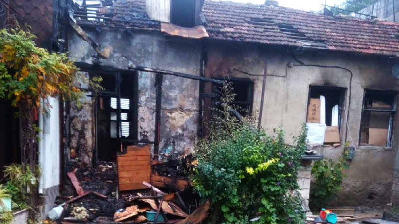  Incendiu în toiul nopții, la Orhei: O femeie de 75 de ani, blocată în locuința cuprinsă de flăcări. Bătrâna, spitalizată cu arsuri grave