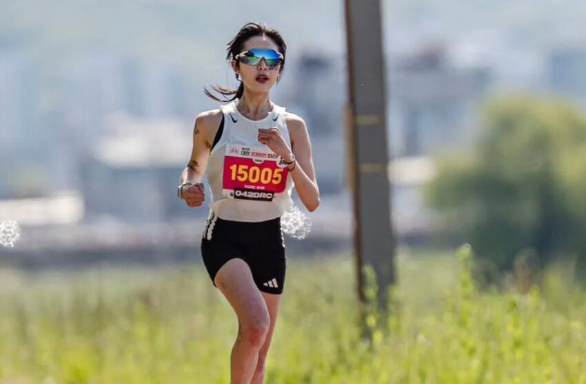  O influenceriță de doar 25 de ani a murit în timpul unei competiții sportive. Tânăra s-a prăbușit înainte de finalul cursei. Primele informații