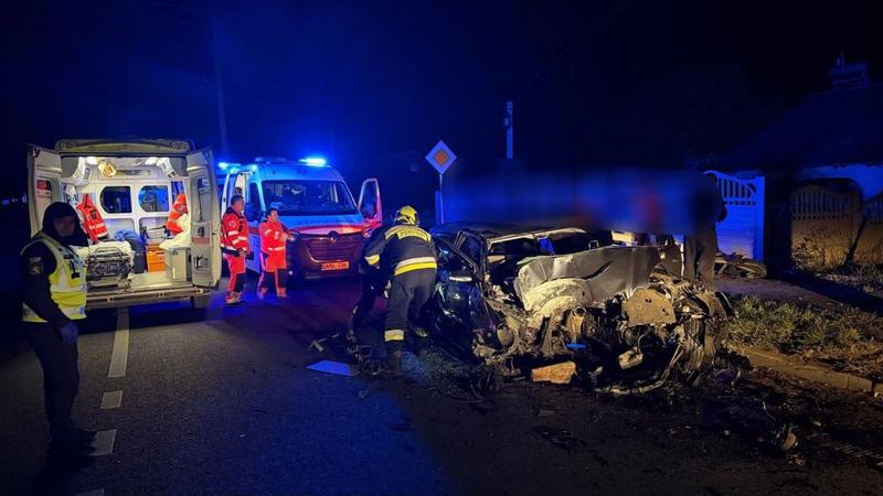  Impact mortal la Hîncești: Un bărbat a decedat, iar alte două persoane au fost rănite după ce un Mercedes s-a izbit de un pilon