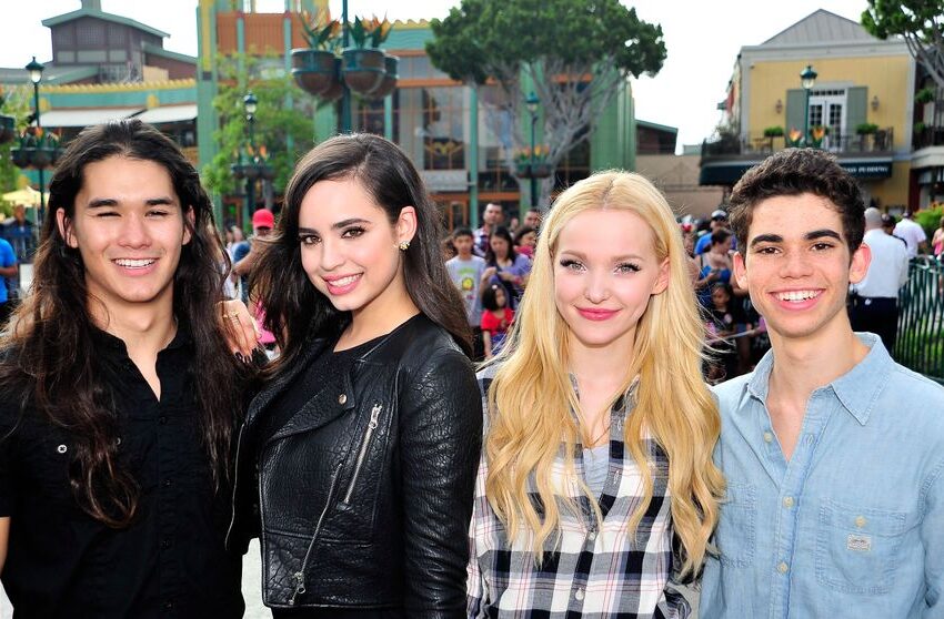  Gestul înduioșător al lui Dove Cameron, la șapte ani de la moartea prietenului ei, Cameron Boyce. Ce a făcut la propria nuntă