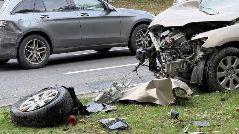  (FOTO/VIDEO) „Откачивают человека!” Primele clipe după accidentul devastator de pe str. Alecu Russo: O Toyota făcută zob, stâlp doborât și fire electrice peste mașini