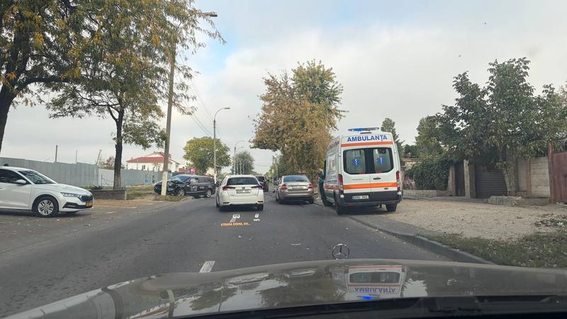  (FOTO) O mașină de taxi și o Skoda, distruse într-un accident violent pe str. Doina din capitală: A intervenit ambulanța