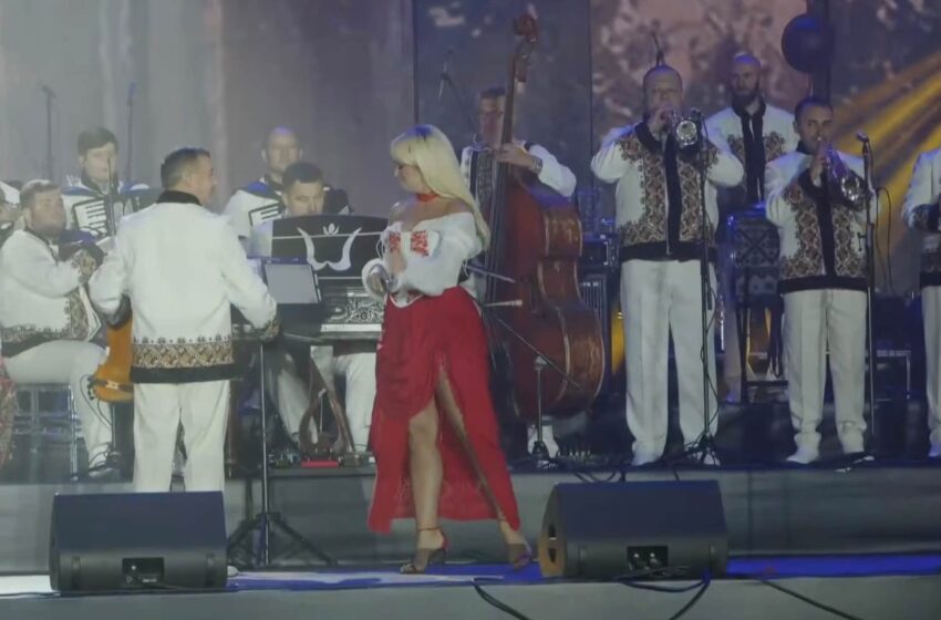  (FOTO) „Puțin mai mult și ne dezvăluia originea lumii”: Natalia Gordienko, Adrian Ursu și Natalia Barbu , criticați pentru vestimentația de pe scena din PMAN, de Ziua Orașului